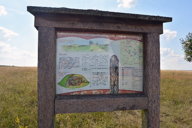 Eine Informationstafel zu Hügelgräbern unterwegs.