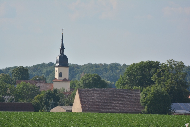 Kirchtürme bewachen die Dörfer.