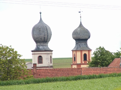 Neuses am Berg, die Zwiebeltürme der katholischen Kirche St. Nikolaus und der evangelischen Kirche St. Nicolai.