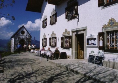 Gasthaus Stroblalm mit Hauskapelle.