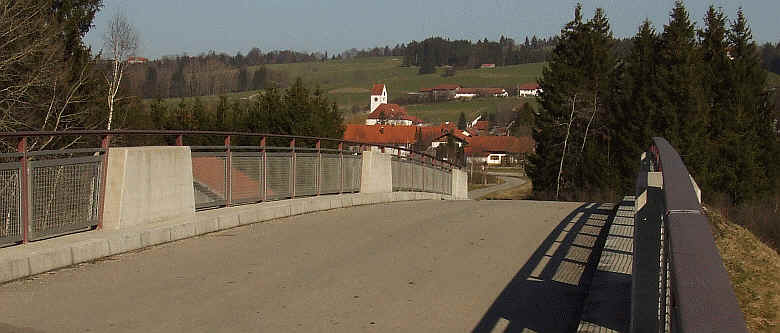 Die Brücke über die B 16 mit Blick auf Stötten