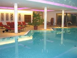 Hallenbad beleuchtet