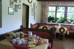 Frühstücksraum gedeckt