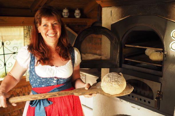 Brigitta beim Brotbacken