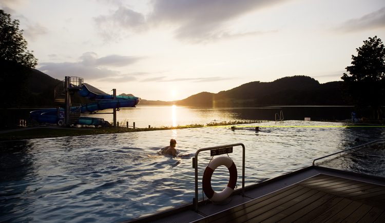 Sonnenuntergang im Aussenpool