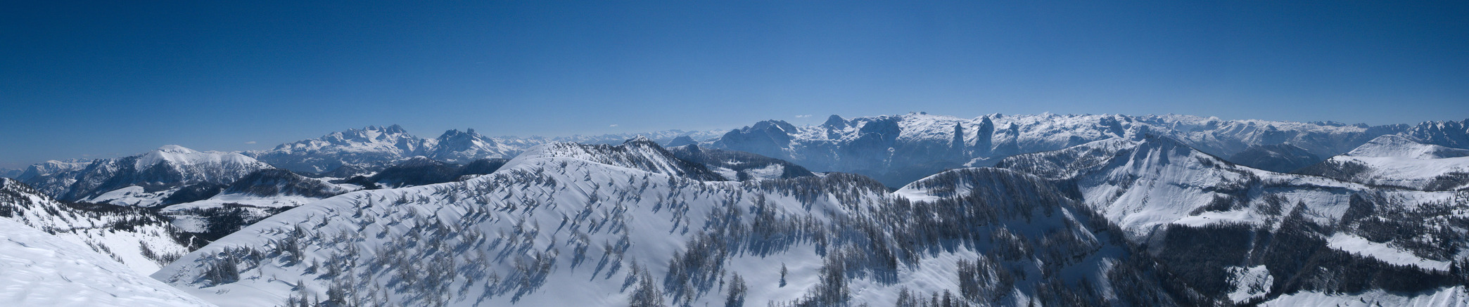 Gipfelpanorama des Hohen Zinken Richtung Süden (Hoher Dachstein im linken Teil)