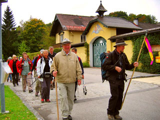 Eintreffen der Pilgergruppe im Europakloster Gut Aich/St. Gilgen