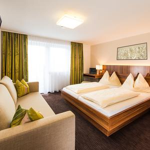 Modern eingerichtetes Gästezimmer