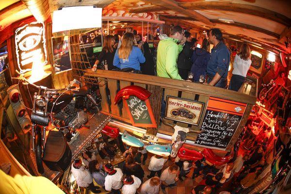 Black &amp; Orange Innen