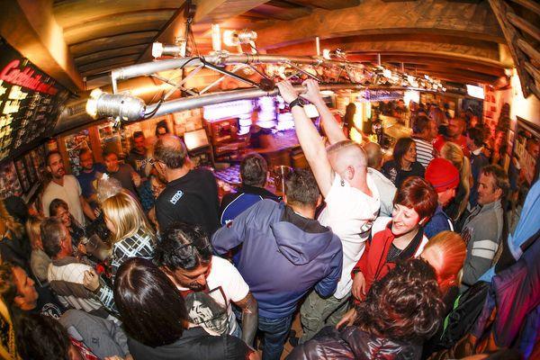 Black &amp; Orange Innen 2