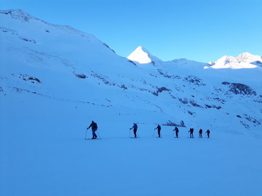 Skitour zum Großvenediger (im Hintergrund der Große Geiger) April 2017