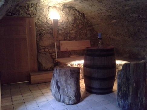 Gemütliche Atmosphäre im Wein- und Schnapskeller