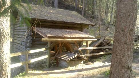 Hagenmühle durch Bäume fotografiert