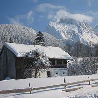 Altes Bauernhaus im Winter