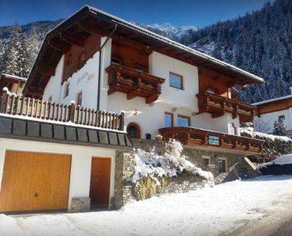 Skibushaltestelle neben Ribis