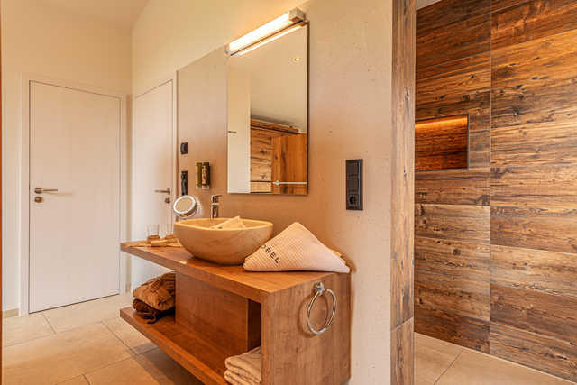 Badezimmer mit Regendusche