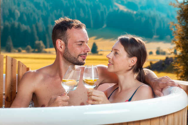 mit Holz beheizter Whirlpool