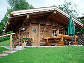 Unsere &quot;urige Almhütte&quot; mit Ausblick auf die Berge