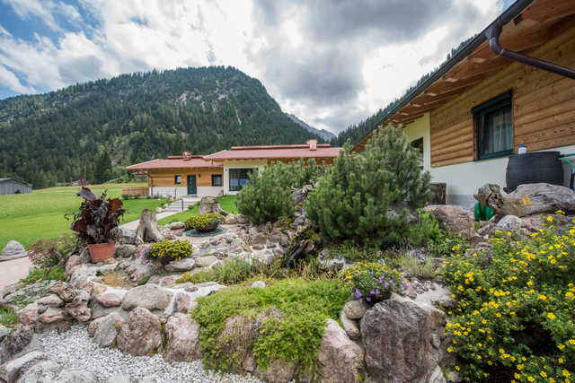 Teich mit Bachlauf im Almdorf Tirol