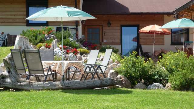 Große Terrasse im Almdorf Tirol Chalets 13