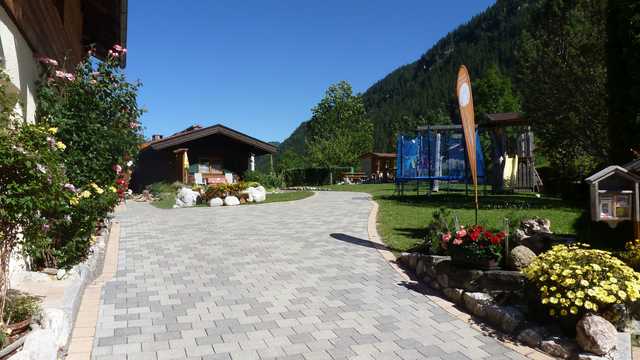 Zufahrt zum Landhaus Maurer im Almdorf Tirol