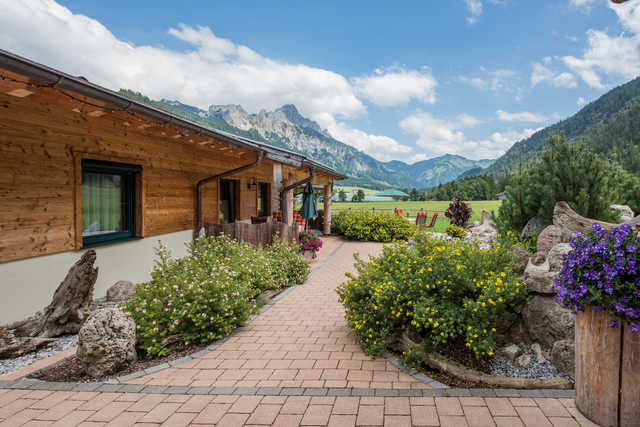 Wege und Garten zu den Chalets im Almdorf Tirol