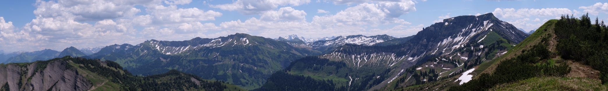 Alpenpanorama vom Gipfelkreuz des Alpkopfs