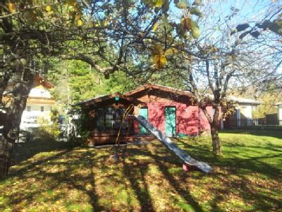 Garten mit Saunahäuschen und Rutsche