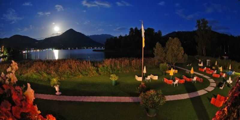 Nachtaufnahme Garten mit Blick zum See