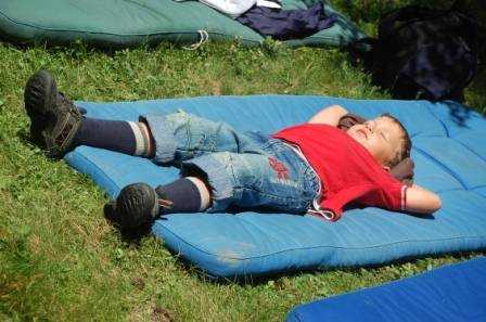 Unser Sohn Leon beim Entspannen im Garten