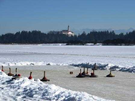 Eisstockschießen auf dem zugefrorenen Kirchsee
