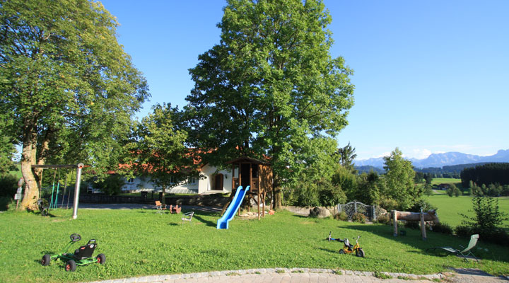 Unser wunderschön grosser Garten mit Spielmöglichkeiten
