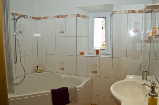 Bad mit Eckbadewanne