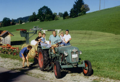 Auf dem Traktor mitfahren macht riesig Spaß