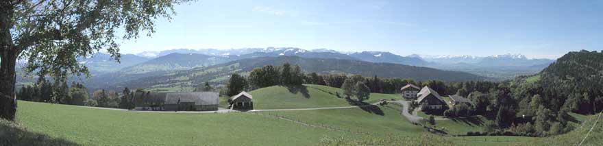 Blick vom Geserbergrücken auf Stehlen, Bregenzer Wald, Rheintal und Säntismassiv