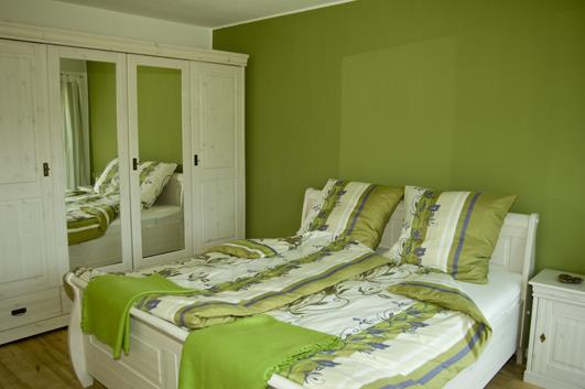 Schlafzimmer mit Doppelbett