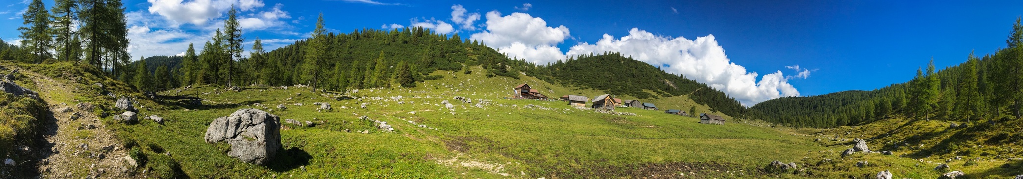 Panorama Niederhüttenalm mit Hochmölbinghütte
