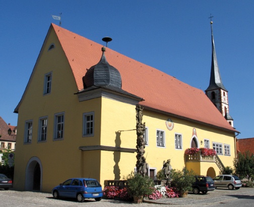 Frickenhausen: Rathaus mit Mariensäule
