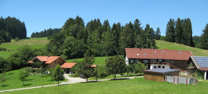 Links unser Ferienhaus mit Fewo Grünten und Stoffelberg, rechts unsere Bauernhof mit Fewo Hochgrat