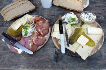 Brotzeit auf der Hefteralm