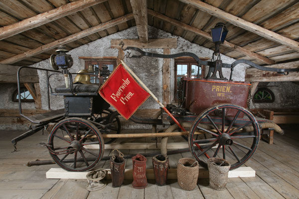 Altes Feuerwehrauto im Priener Heimatmuseum.