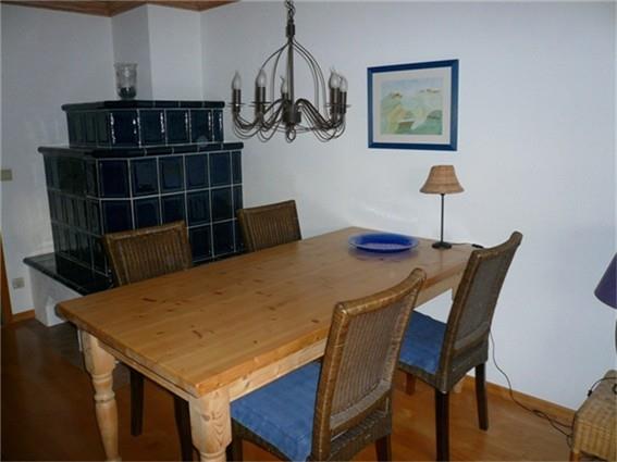 Essbereich mit Kachelofen im Wohnzimmer