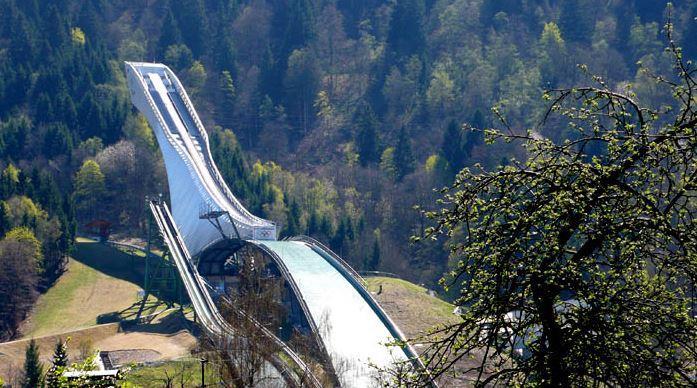 Blick vom Südkalkon zur Olympia Skisprungschanze