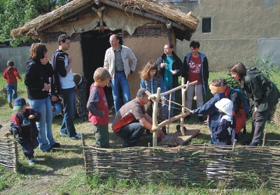 Der Außenbereich des Gräberfeldmuseums &quot;Alte Schule&quot; in Segnitz.