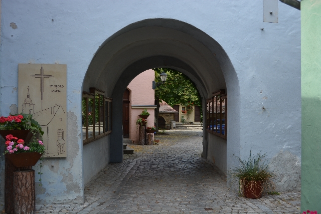 Blick durch den Torbogen der Kirchenburg Kleinlangheim