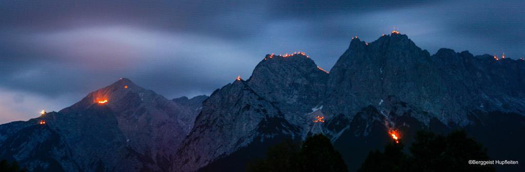 Blick vom Garten auf die Johannifeuer_2017