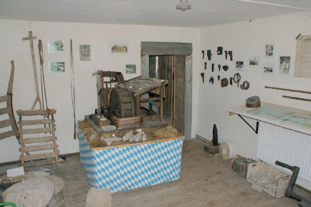 Wetzsteinmacherei mit Wetzsteinmühlenmodell