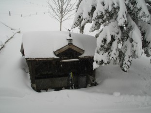 milch_hütte_tief_verschneit