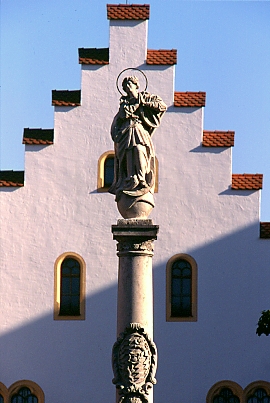 Mariensäule mit Ballenhaus am Schongauer Marienplatz