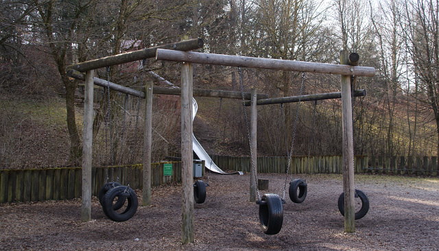 Reifenschaukel und Rutsche